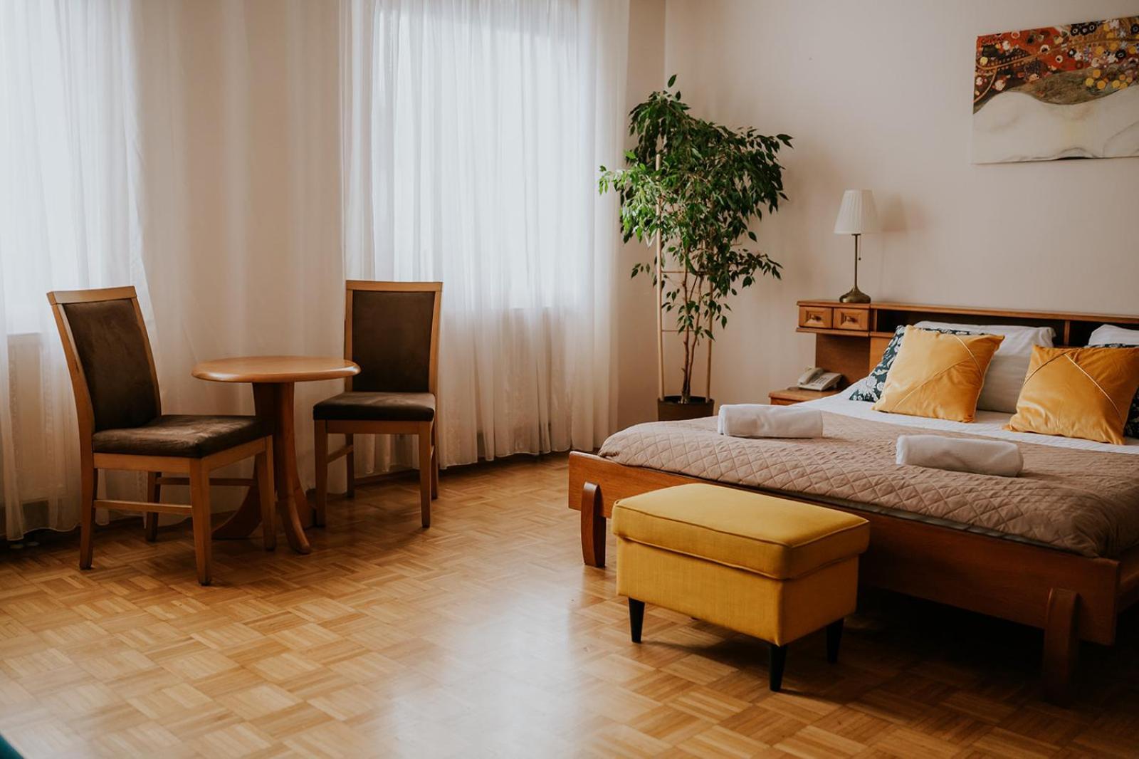 Hotel Garden Oleśnica Dış mekan fotoğraf