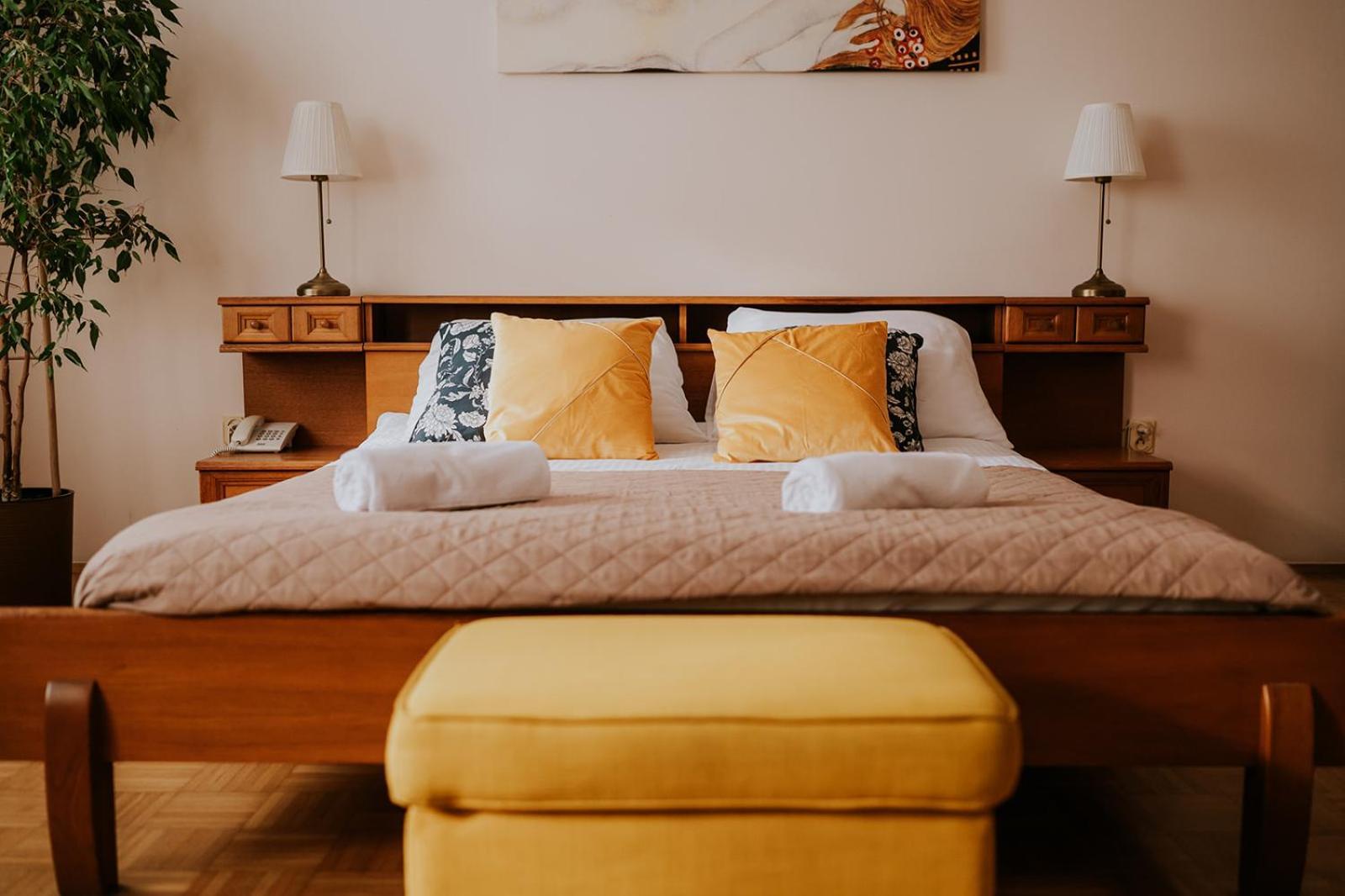Hotel Garden Oleśnica Dış mekan fotoğraf